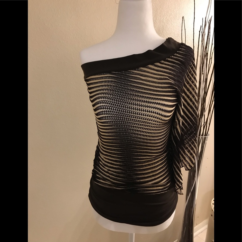 One shoulder Top